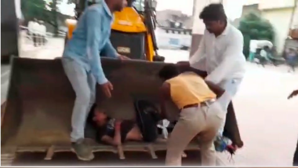 Katni News: Youth injured in bike collision, kept in JCB and taken to hospital