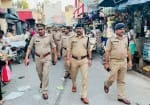 शहर में पैदल मार्च करते एसपी सिटी, सीओ सिटी और इंस्पेक्टर। संवाद
