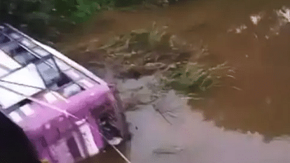 bus falls into river in Giridih several killed Jharkhand latest news in hindi