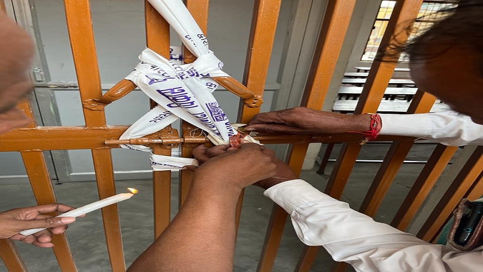 Tehsil Sadar team sealed 500 flats of Mangalam Niket located in Shastripuram agra