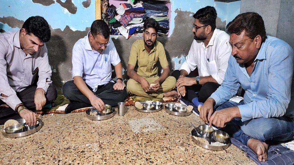 Kejriwal eats dinner at auto-rickshaw driver Ahmedabad home after travelling in his vehicle