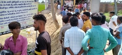 अस्तपाल के बाहर लगी लोगों की भीड़।