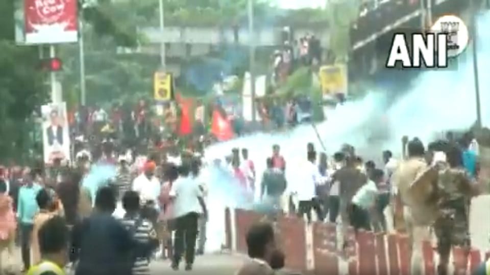 BJP Protest in Kolkata: Bengal BJP Workers Clash with Police During Protest March Against Mamata Banerjee Gov
