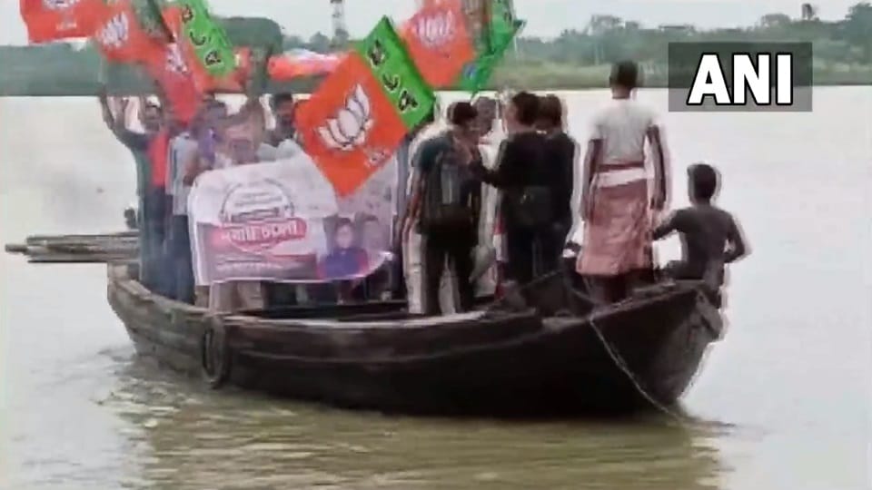 BJP Nabanna Chalo march A group of BJP workers uses a boat to cross Tribeni river