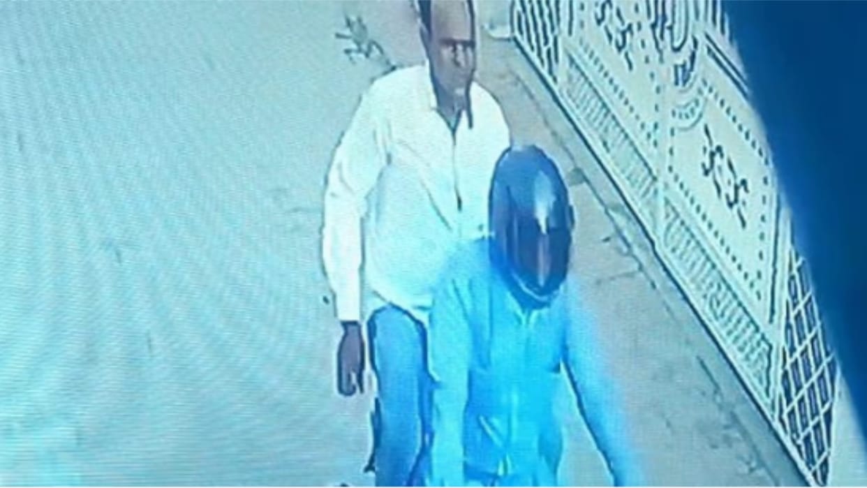 Bike riding miscreant escaped after robbing the chain from the policeman's wife