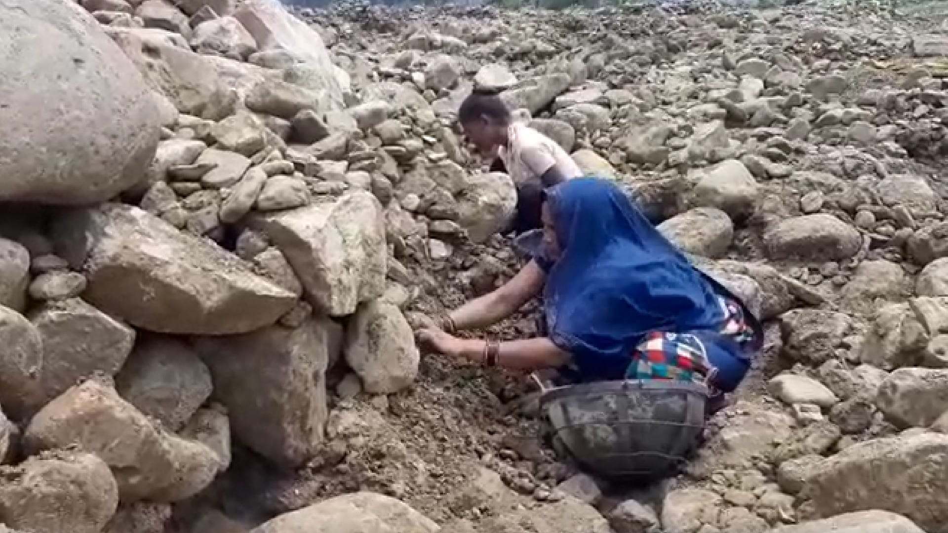 Rumors of diamonds in Runjh river in Panna, laborers arrived to try their luck with equipment read more