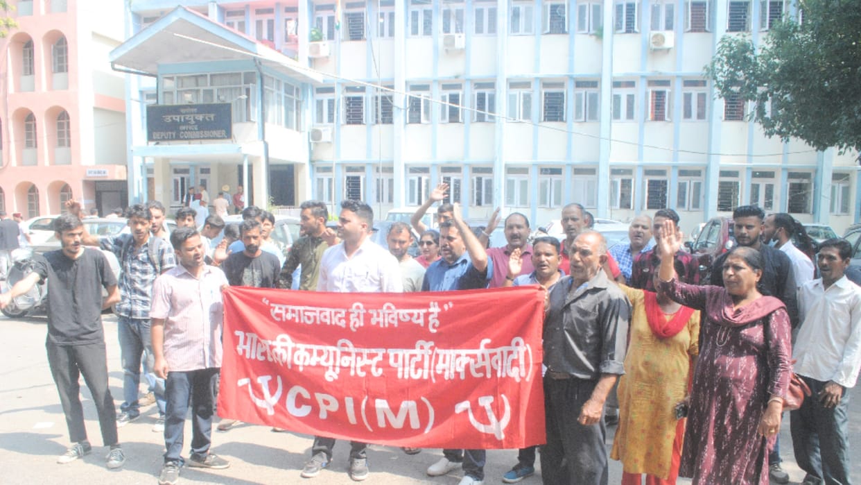 Demolition in CPI(M) office in Mandi, protested outside SP office