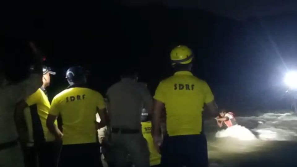 Dehradun news: Sdrf rescue five youth Safely from maldevta river