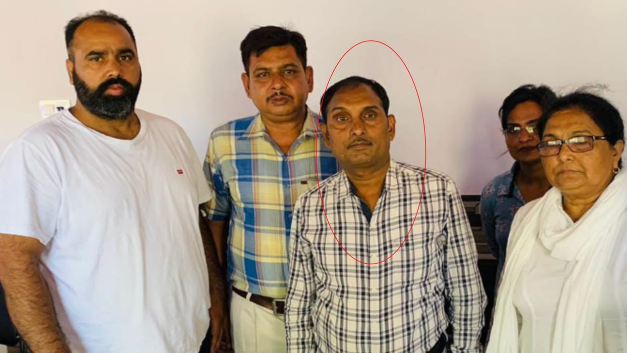 UP: Anti-corruption team in Meerut caught senior assistant of RTO office red-handed taking bribe