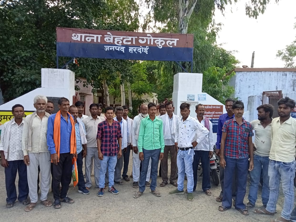 Hardoi, Water stopped by building dams in river, farmers upset