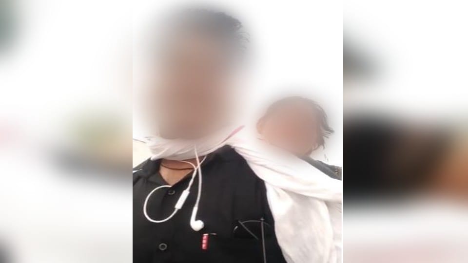UP Police constabel made video Romance on moving bike with married girlfriend wife made viral