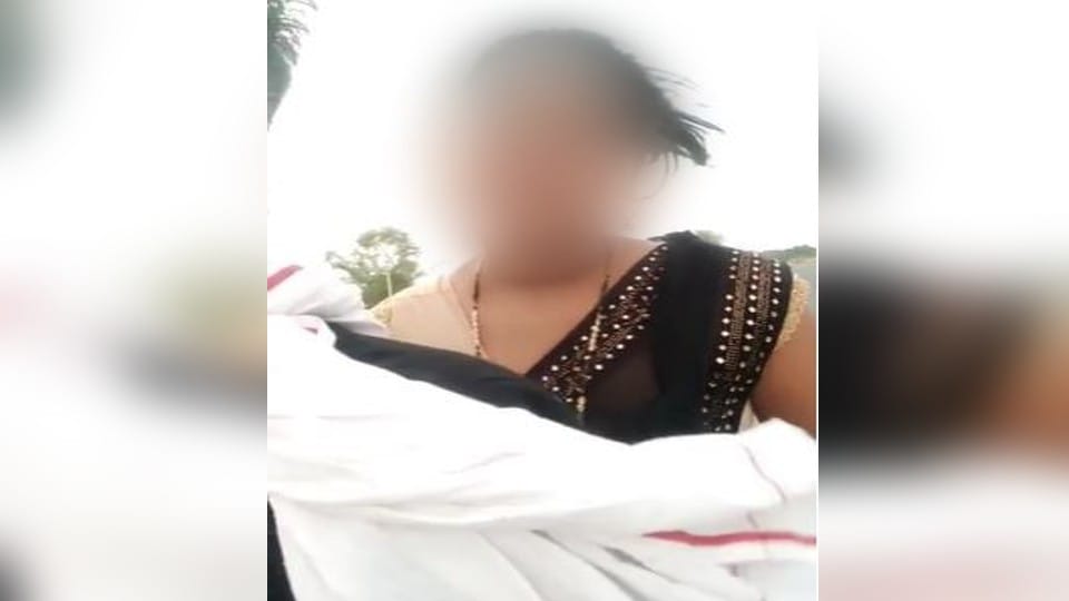 UP Police constabel made video Romance on moving bike with married girlfriend wife made viral