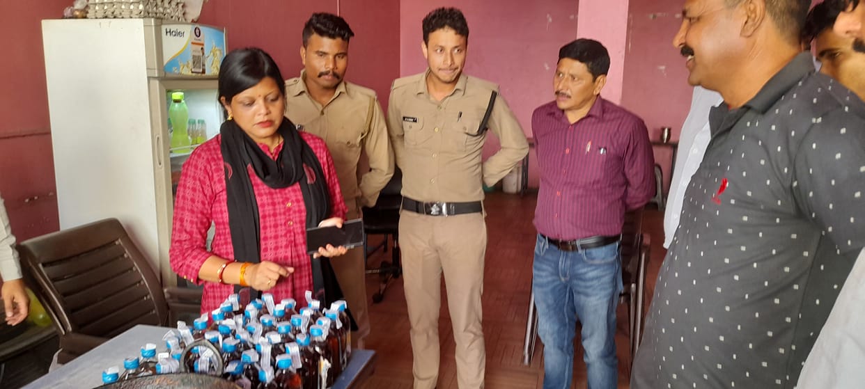 Administration raided Transport Nagar, illegal liquor bottle recovered