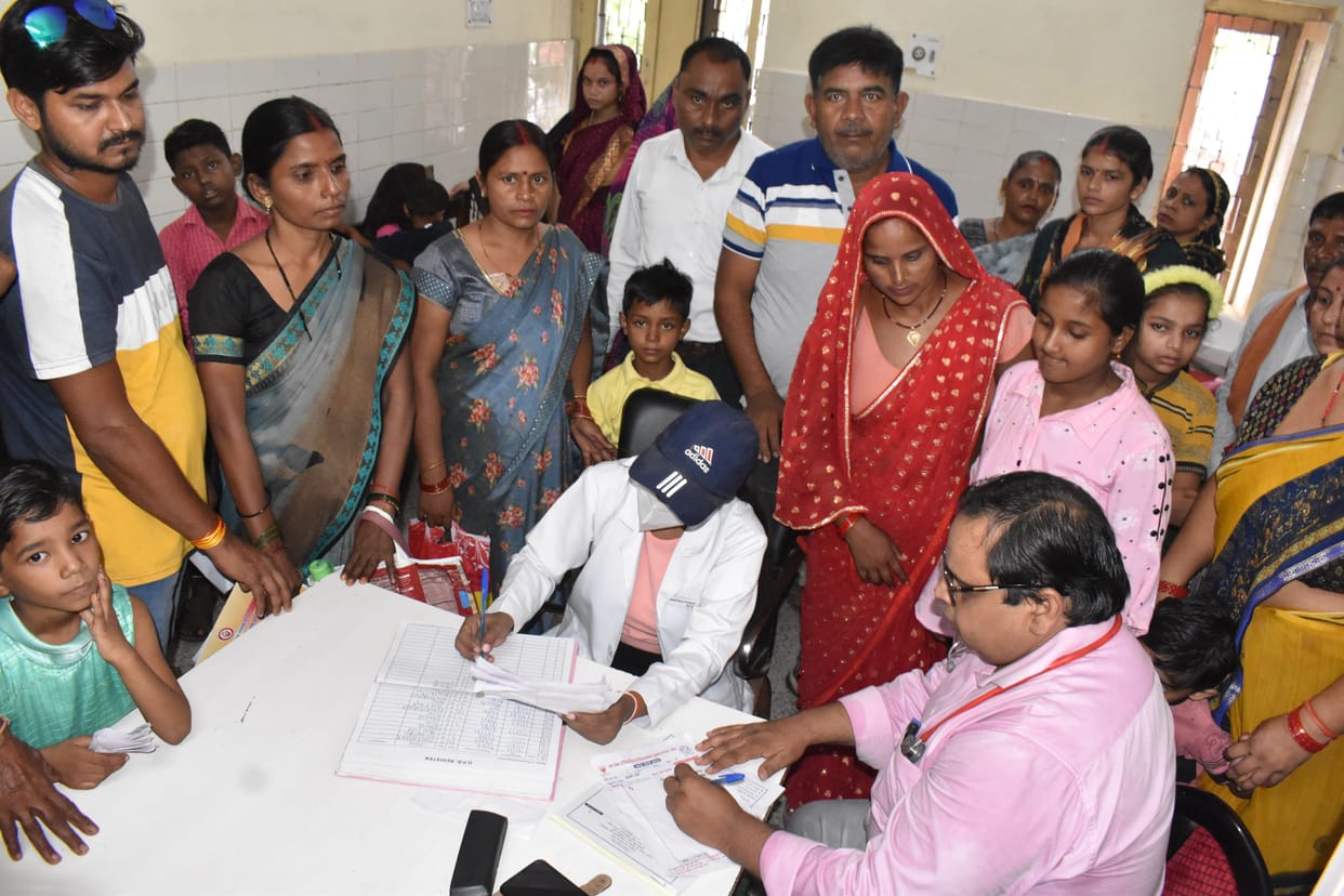 Unnao: Long line of patients from form counter to OPD