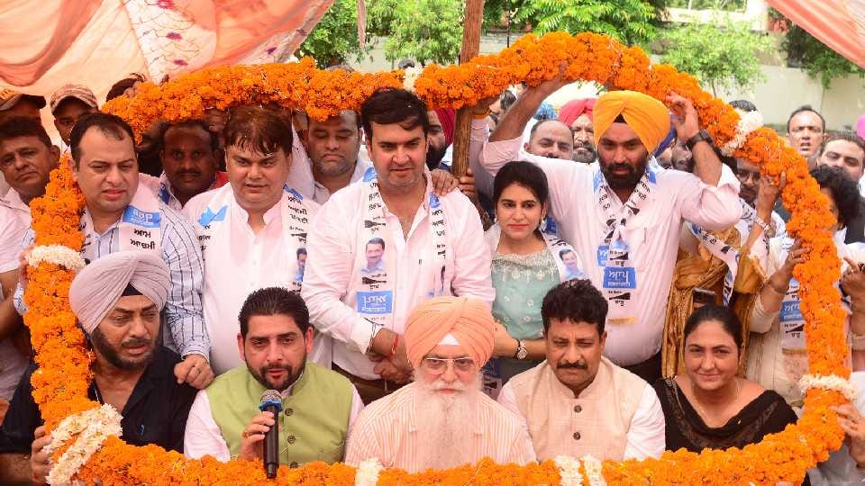 Many BJP leaders join Aam Aadmi Party in Jalandhar of Punjab