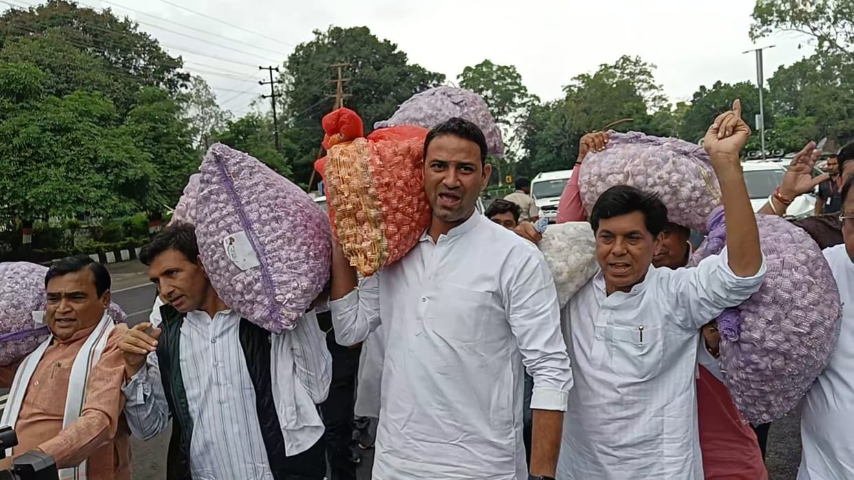 MP News: Congress MLAs reached the assembly with sacks of garlic on their shoulders, said they have come to se