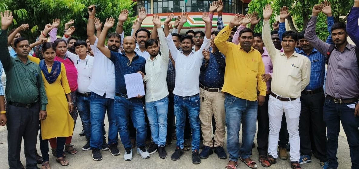 Mission personnel demonstrated in the Collectorate premises