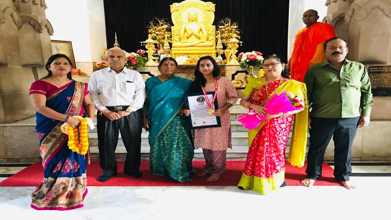 shefali of varanasi Entered the World Greatest Record by making 111 pictures of Lord Buddha