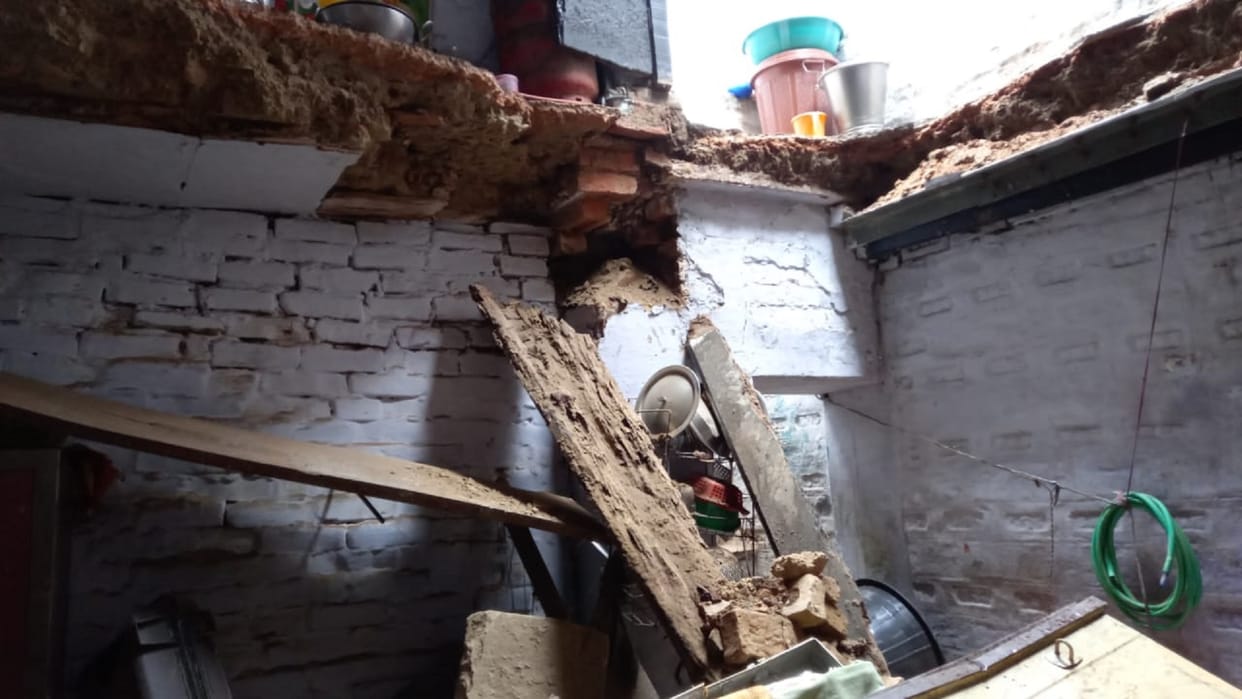 Kachcha house collapsed in Anantnag, three including father and son died