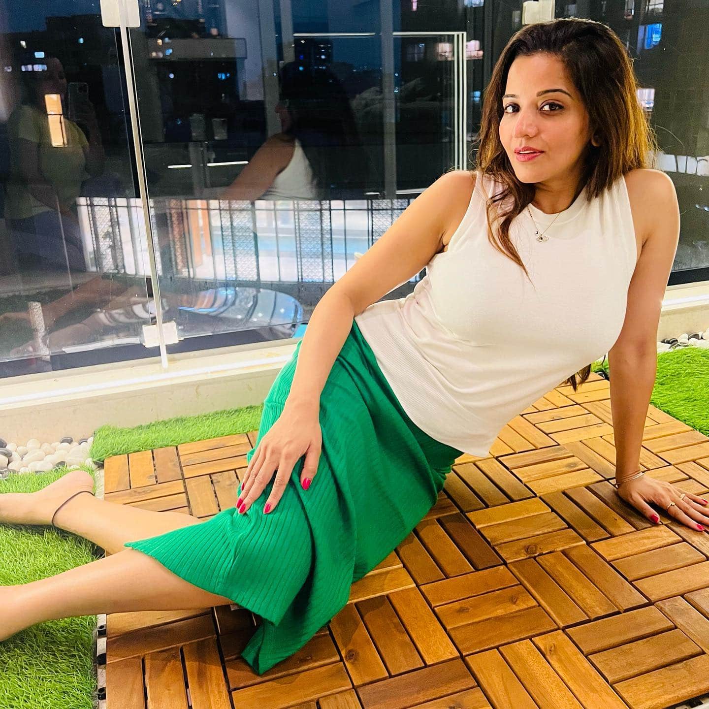 bhojpuri actress monalisa shares her photos in skirt and top fans like her new look