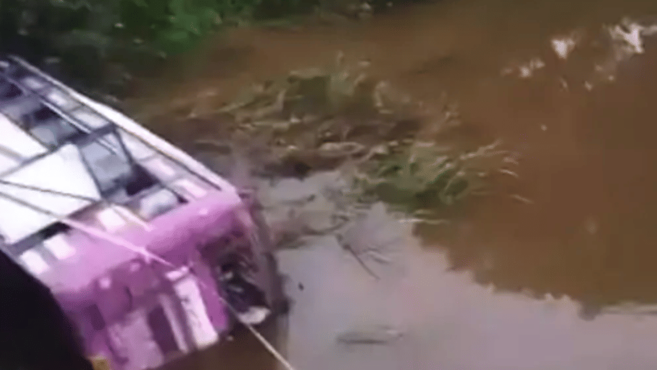 bus falls into river in Giridih several killed Jharkhand latest news in hindi