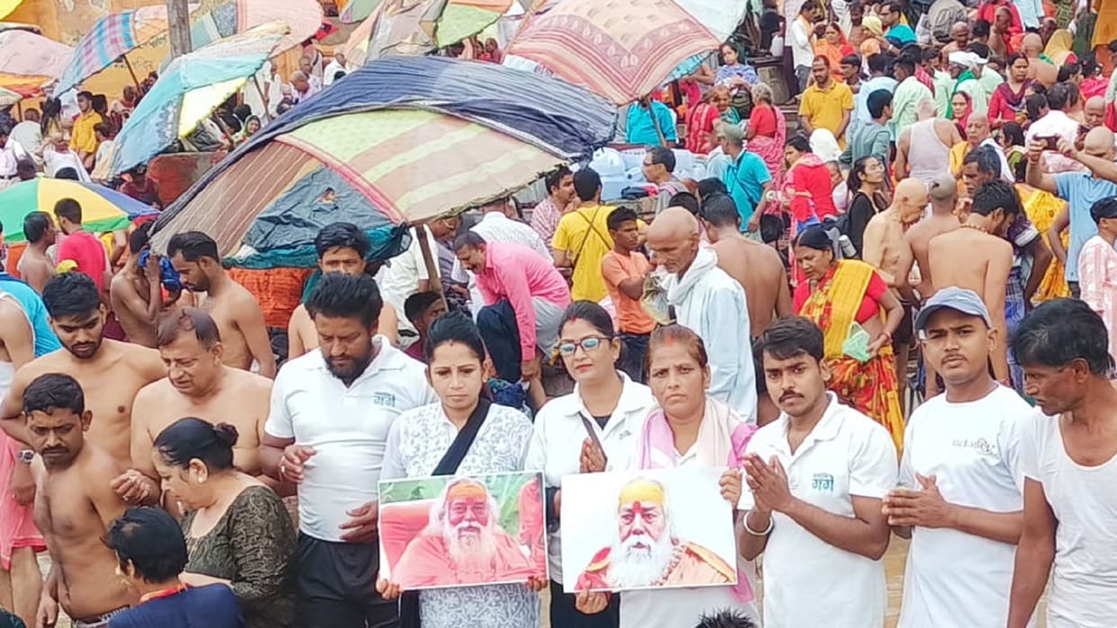 Namami Gange pays tribute to Swami Swaroopanand Saraswati on the banks of the Ganges in varanasi