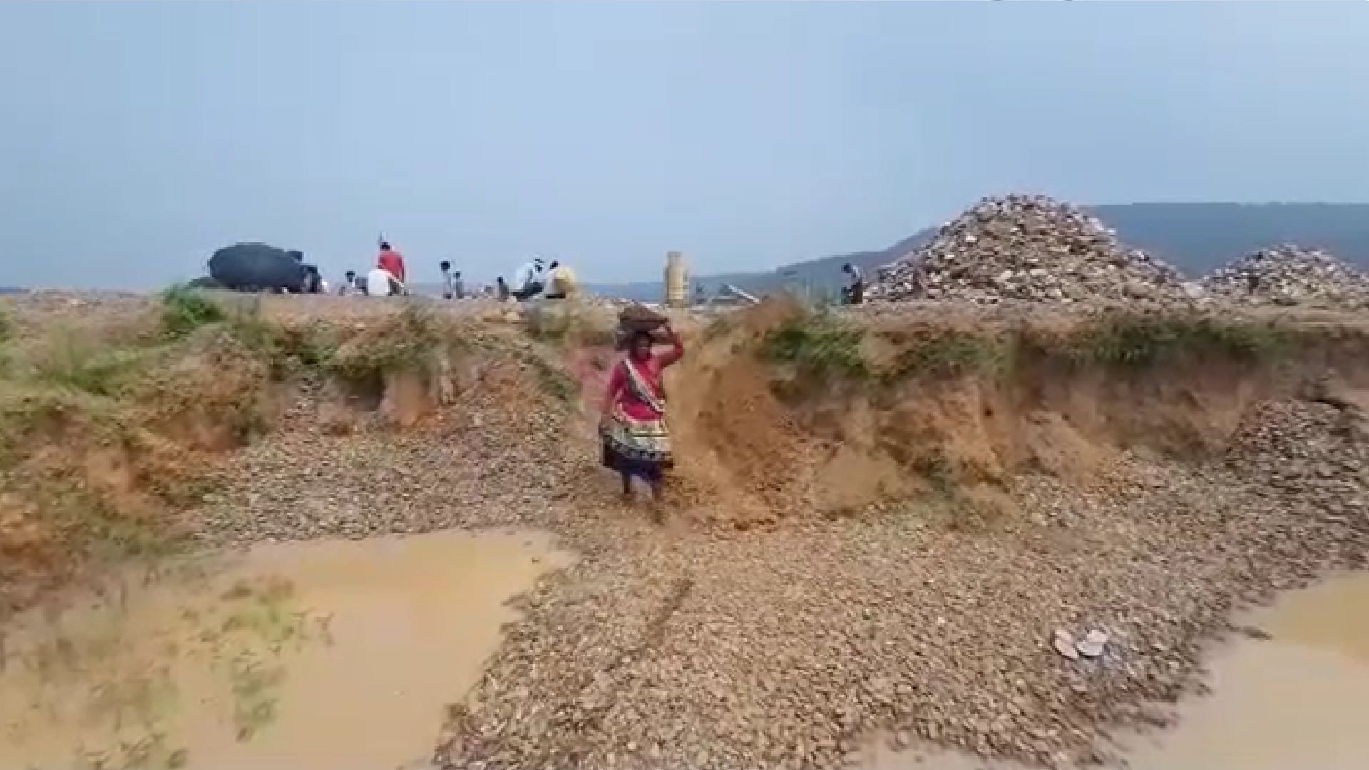 Rumors of diamonds in Runjh river in Panna, laborers arrived to try their luck with equipment read more