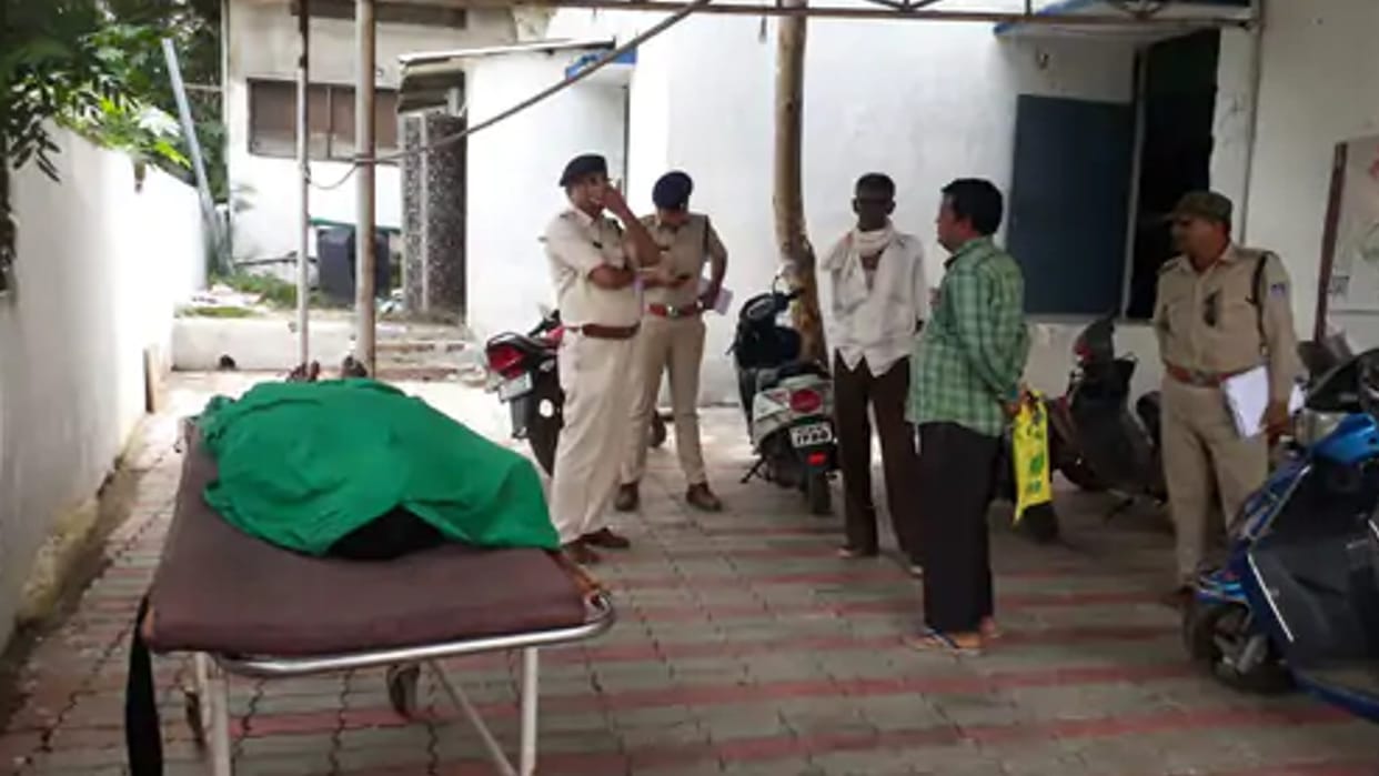 murder in chhindwara labour killed man for being called a mad surrendered after incident