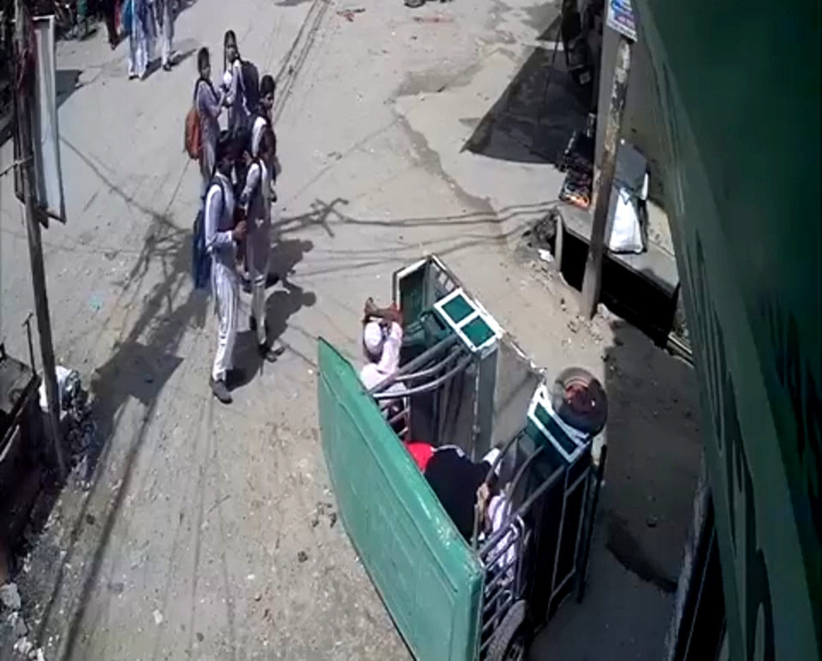 E-rickshaw overturned on the dilapidated road of Smart City, girl students injured