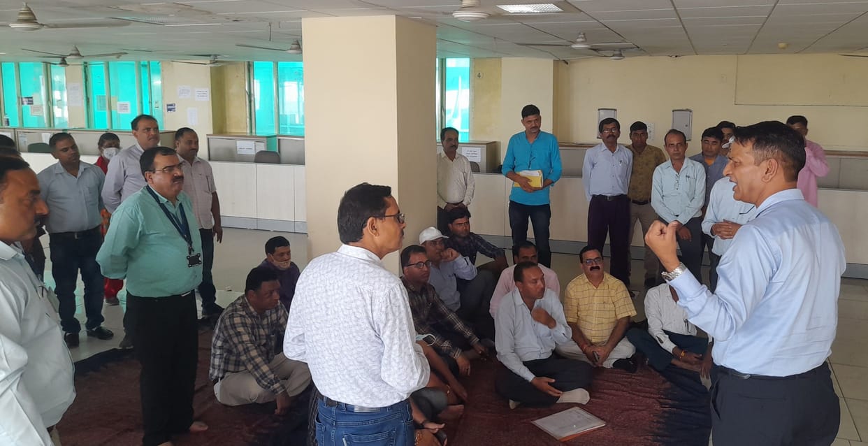 Angry employees staged a sit-in for throwing garbage in the old tehsil