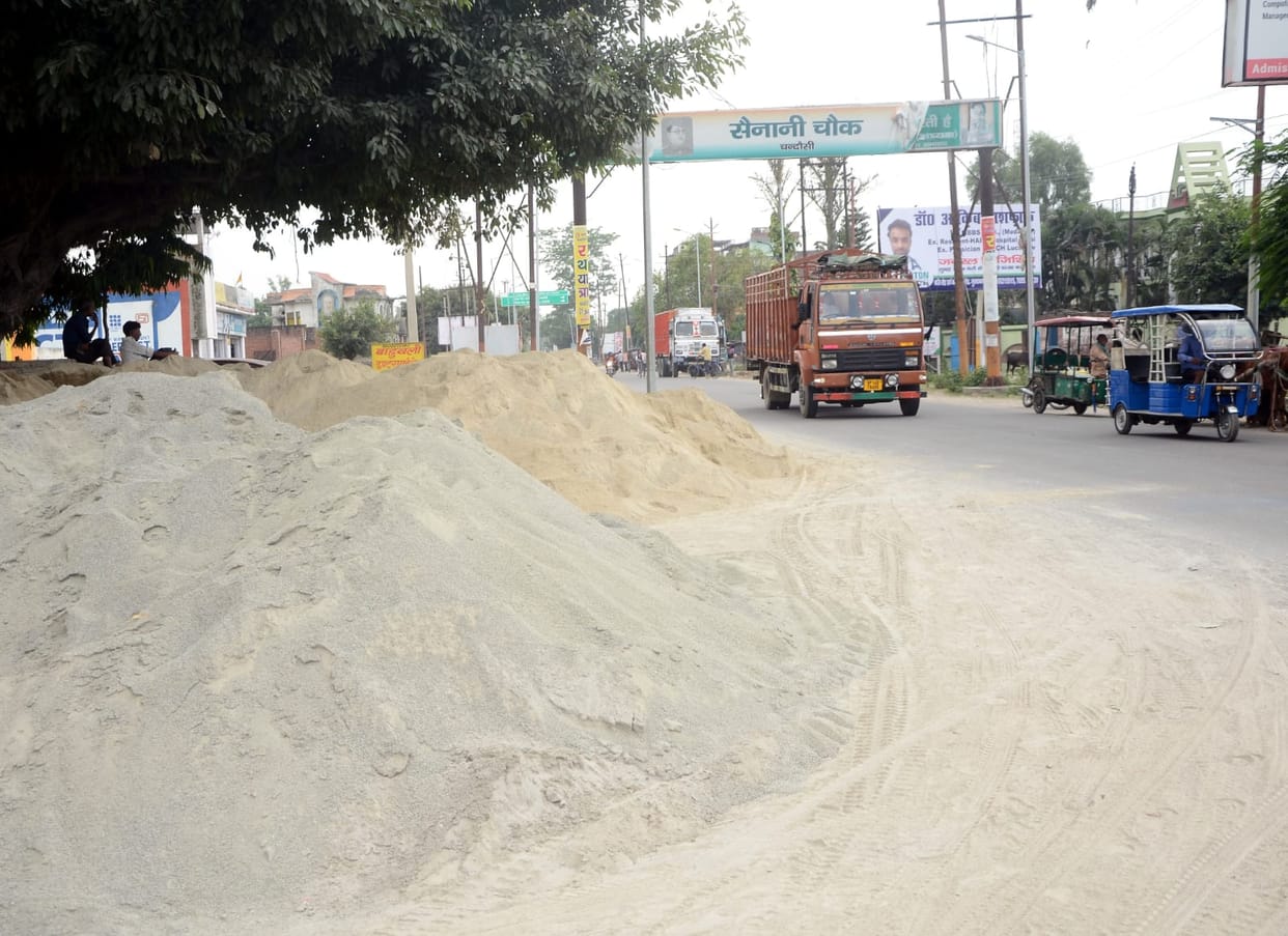 Pile of gravel-bazarput on the roadside, giving a feast to the accidents