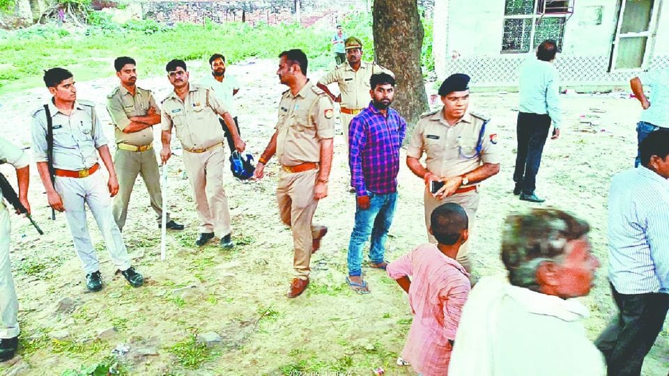 samajwadi party city office evacuated by zila panchayat in mainpuri