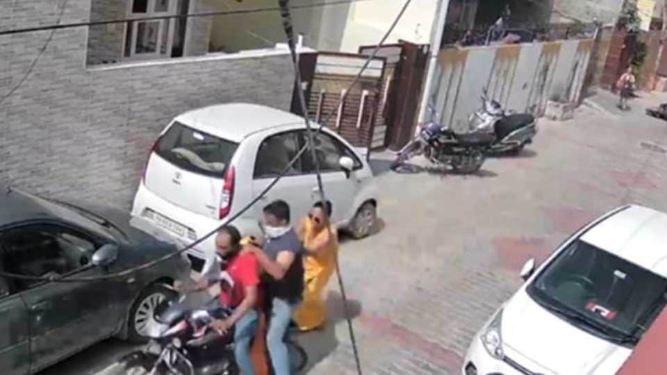 Female teacher bravely fought snatchers in Ludhiana
