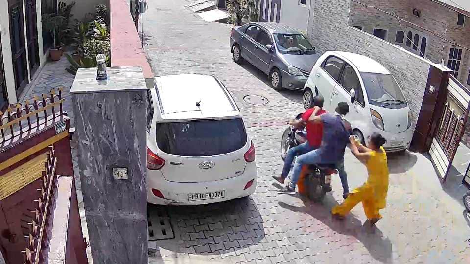 Female teacher bravely fought snatchers in Ludhiana