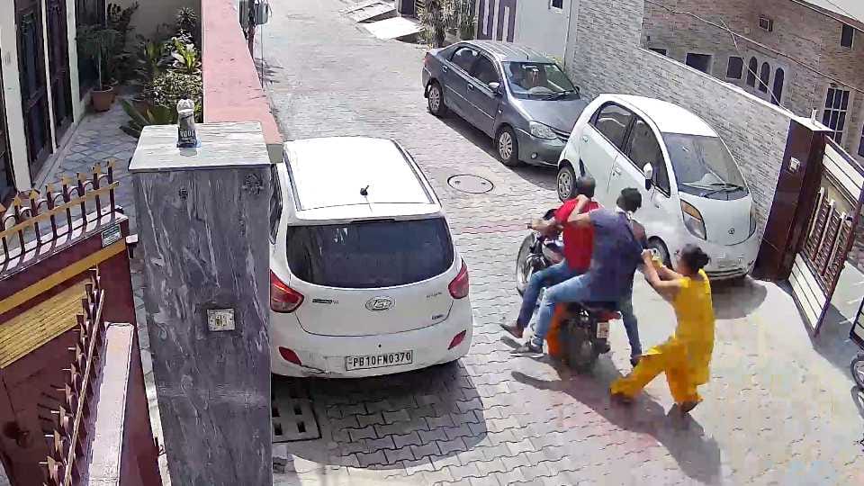 Female teacher bravely fought snatchers in Ludhiana