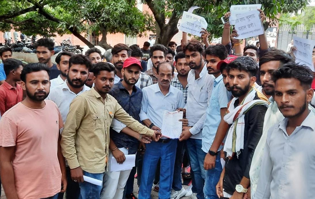 Demand for resumption of student union election, students protested