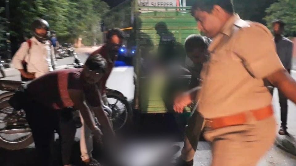 Two killed including bike rider soldier due to vehicle collision on Mall Road in Agra
