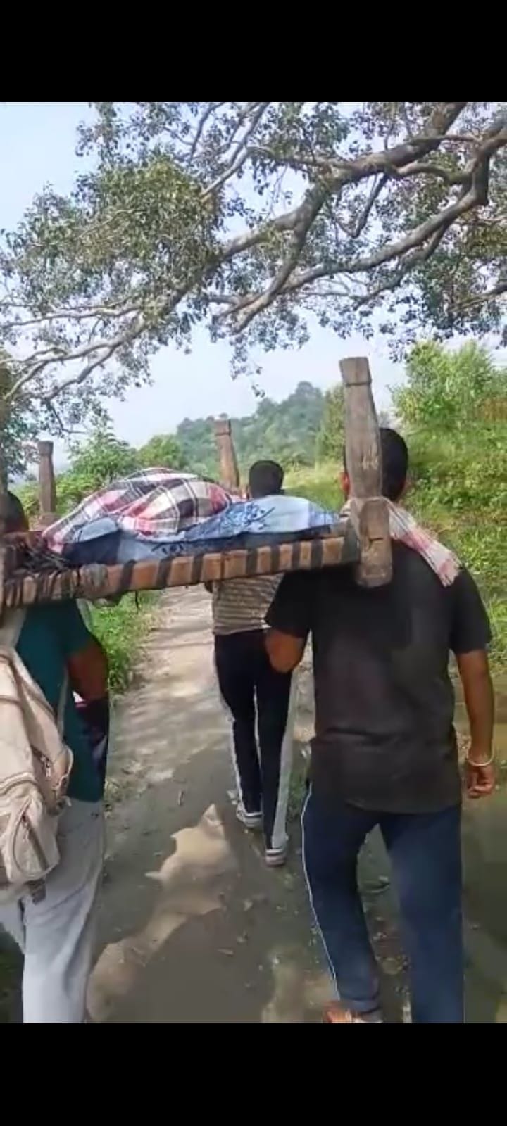 The body of the woman was taken home by walking three km from the cot