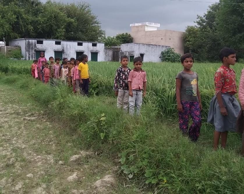 Children reaching school risking their lives