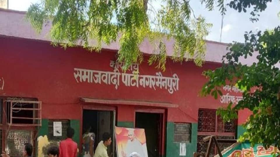 Bulldozer landed on office evacuated from Samajwadi Party in Mainpuri