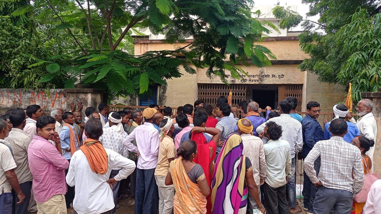 Long queues at purchasing centers for urea