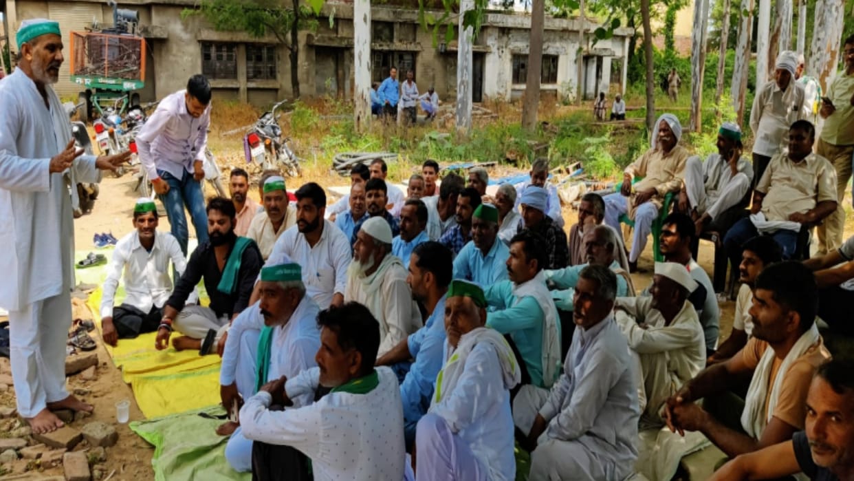 Bijnor: BKU workers staged a sit-in at the power sub-station, made allegations against electricity