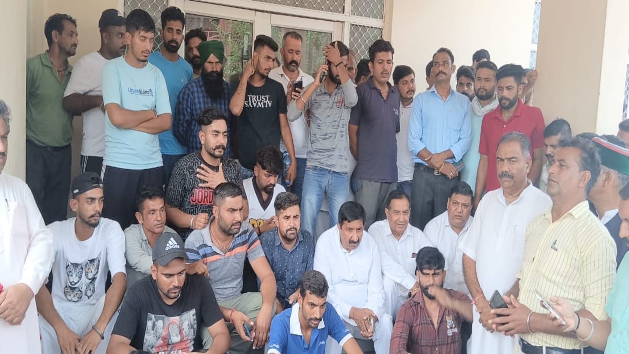 Family furious for not doing postmortem of the dead body, sloganeering outside Una Hospital