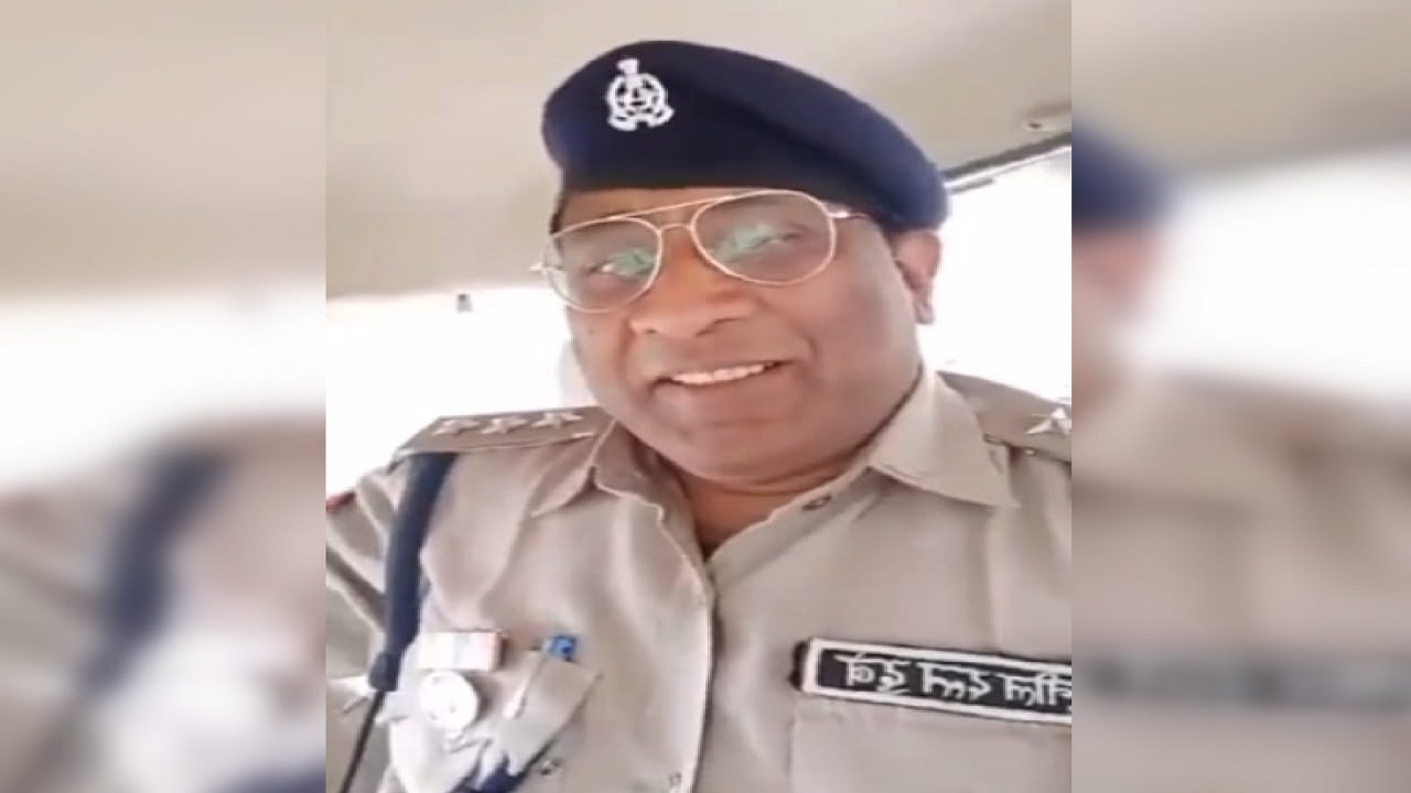 Video viral on song Kabhi Tu Chhalia lagta hai in uniform of police CO in Maharajganj
