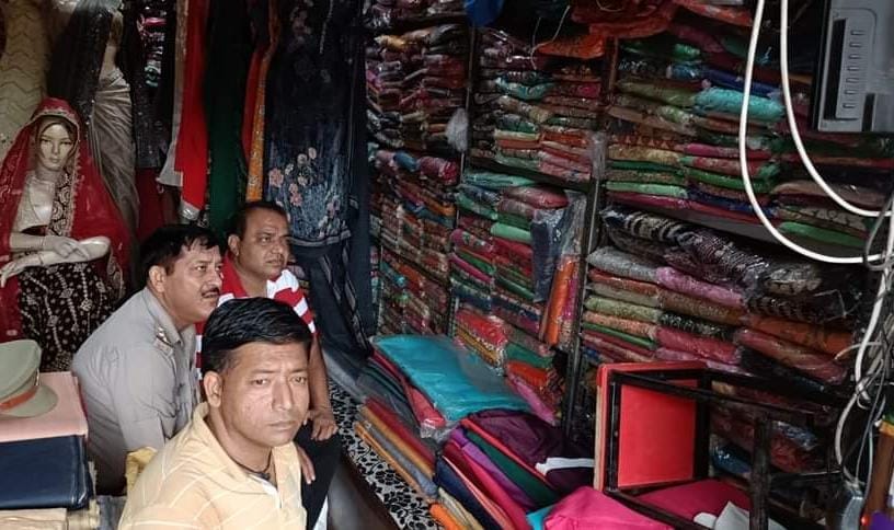 Cash theft by breaking the lock of a clothes shop