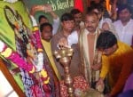 हाथरस : एक शाम बांके बिहारी के नाम कार्यक्रम का दीप प्रज्ज्वलित कर शुभारंभ करते राज्य मंत्री संजय