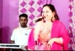मंडी के पंडोह में आयोजित मेले की सांस्कृतिक संध्या में प्रस्तुति देतीं गायिका गीता भारद्वाज। सं