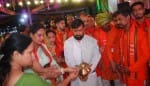 मेला पंडाल में आयोजित भजन संध्या में आरती करते भक्त।  संवाद