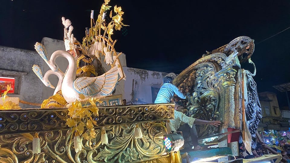 Big accident averted in Ram Leela festival rath got stuck in wires Agra