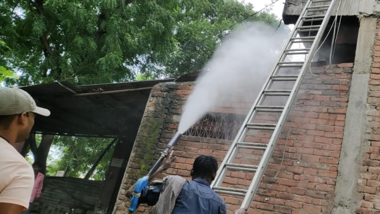 fire broke out in a building in Jagdishpur Amethi.